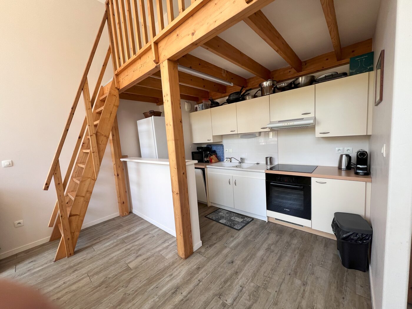 Cuisine équipée avec escalier mezzanine