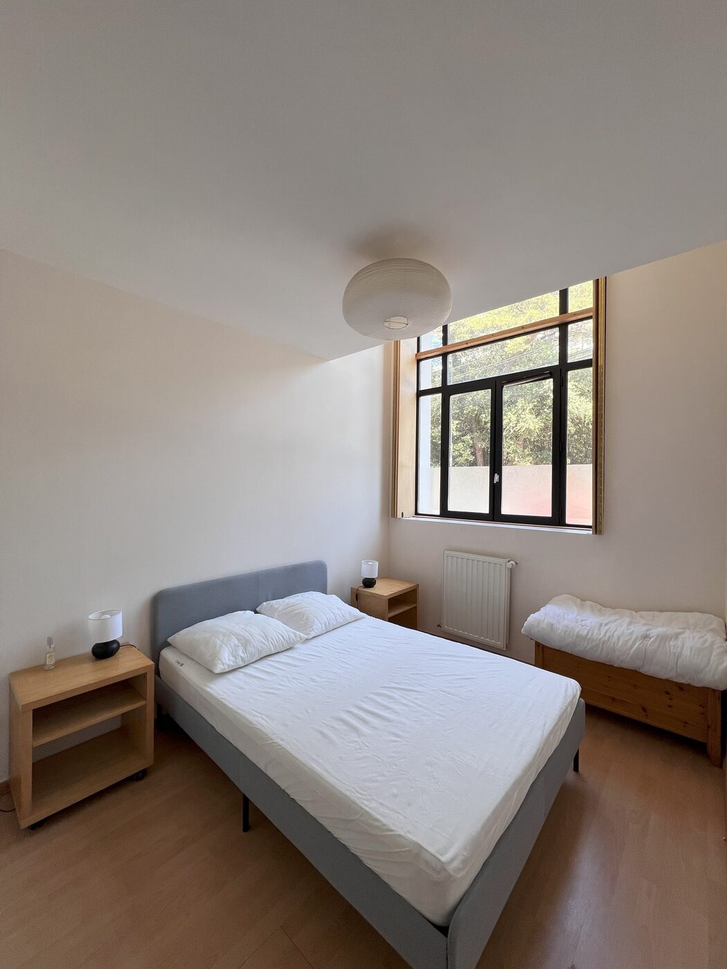 Chambre 1 — lit double et lit bébé