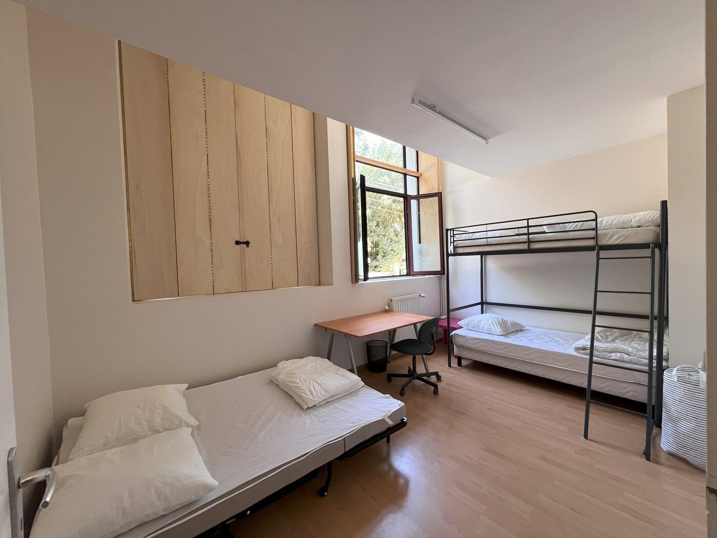 Chambre 2 — canapé lit et lits superposés