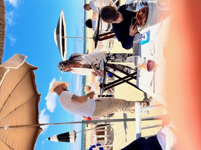 Restaurant de plage face à l'océan